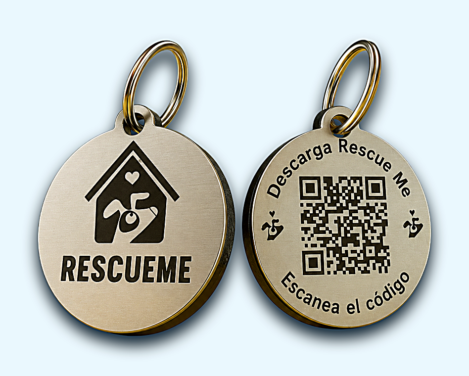 Placa QR RescueMe en acero inoxidable con llavero: frente grabado con el logo, reverso con código QR para descargar la app